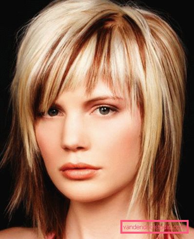 Taglio di capelli Aurora per una faccia quadrata