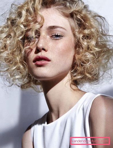 Bob quad su capelli ricci