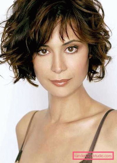 Bob quad su capelli ricci