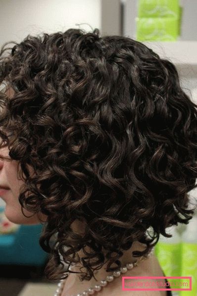 Bob quad su capelli ricci