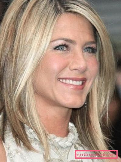 Caramella di lana graduata su capelli di media lunghezza