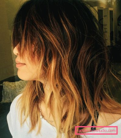 taglio di capelli a cascata graduata su capelli medi