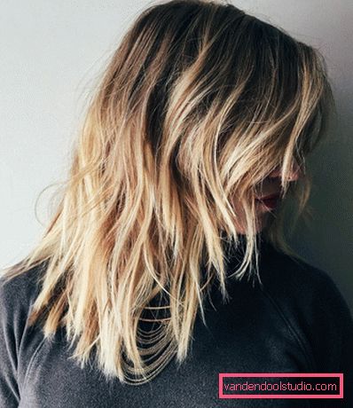 taglio di capelli a cascata graduata su capelli medi