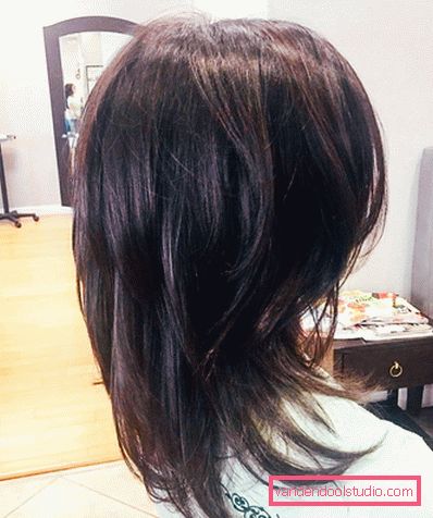 taglio di capelli a cascata graduata su capelli medi