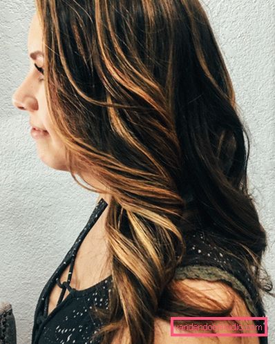 Evidenziazione californiana su capelli scuri