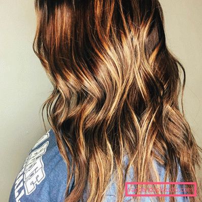 Evidenziazione californiana su capelli scuri
