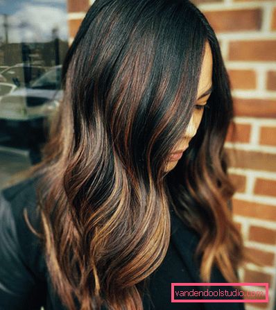 Evidenziazione californiana su capelli scuri