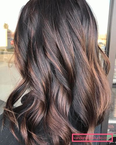Evidenziazione californiana su capelli scuri