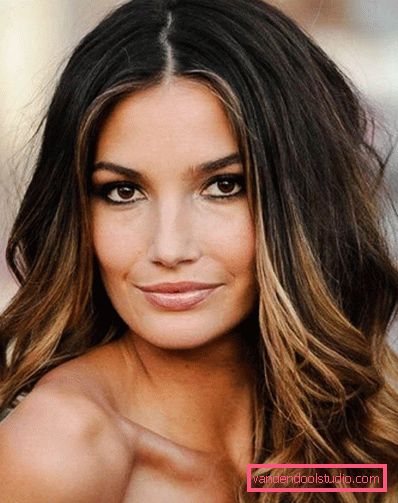 Evidenziazione californiana su capelli scuri