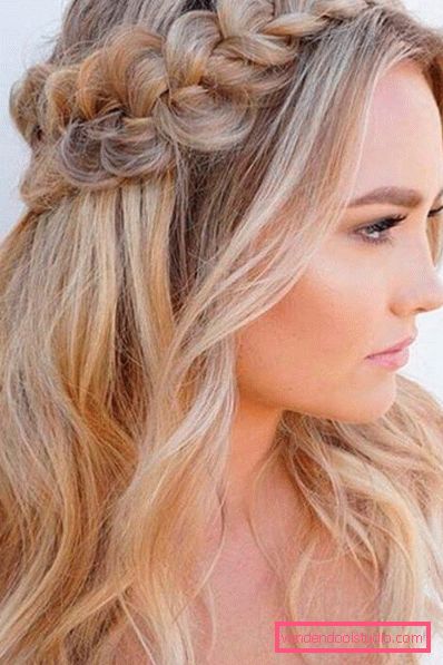 castone a treccia con capelli fluenti