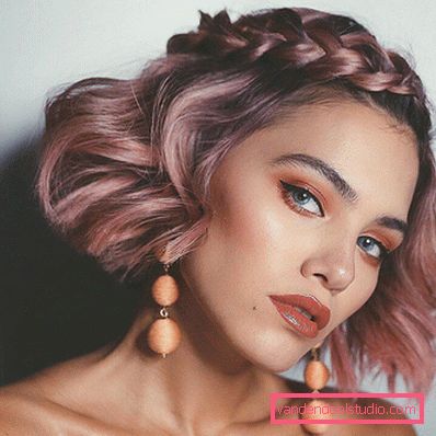 castone a treccia con capelli fluenti
