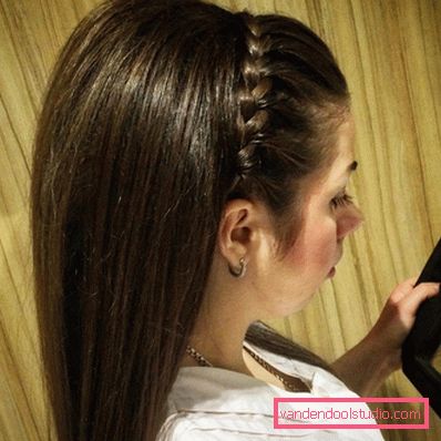 castone a treccia con capelli fluenti