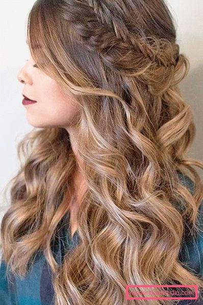 castone a treccia con capelli fluenti