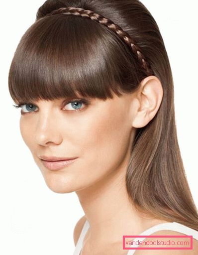 castone a treccia con capelli fluenti