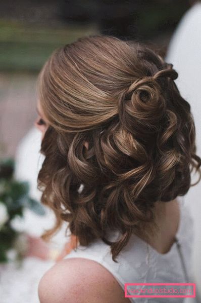 Stile elegante e alla moda su capelli medi con grandi ricci