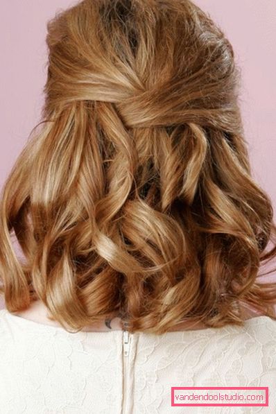 Stile elegante e alla moda su capelli medi con grandi ricci