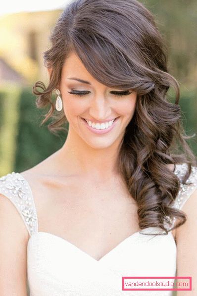 Stile elegante e alla moda su capelli medi con grandi ricci