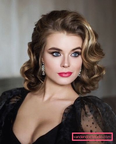 Stile elegante e alla moda su capelli medi con grandi ricci