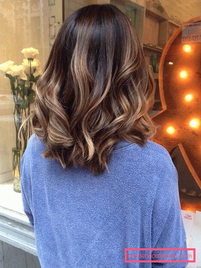 Stile elegante e alla moda su capelli medi con grandi ricci