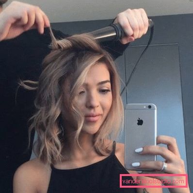 Stile elegante e alla moda su capelli medi con grandi ricci