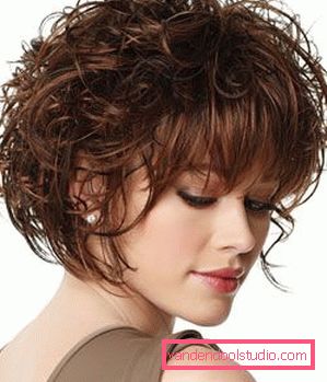Fuete su capelli corti e ricci