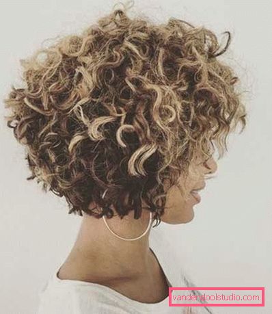 Bob-kare su capelli corti e ricci