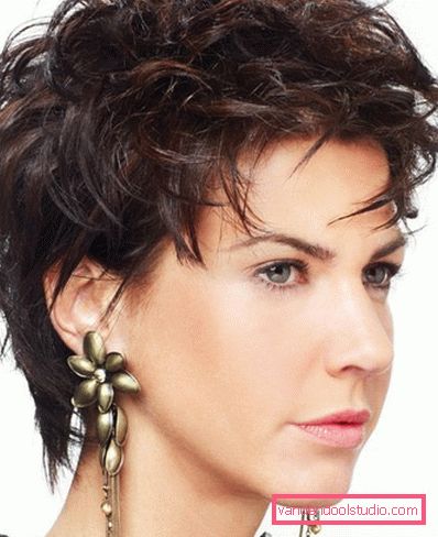 Garson sui capelli ricci