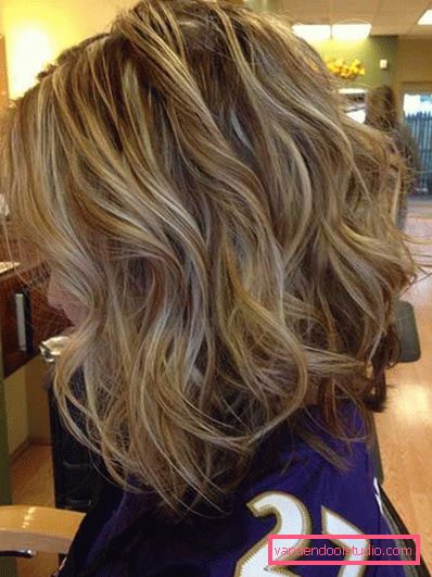 Capelli medio-lunghi arricciati