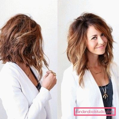 Capelli medio-lunghi arricciati