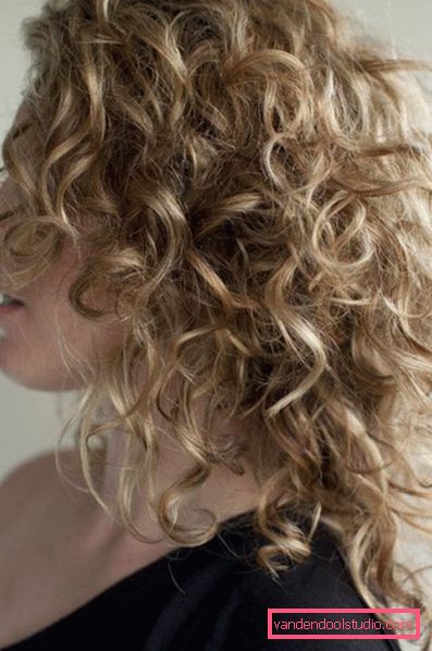 Cascata di capelli ricci di media lunghezza
