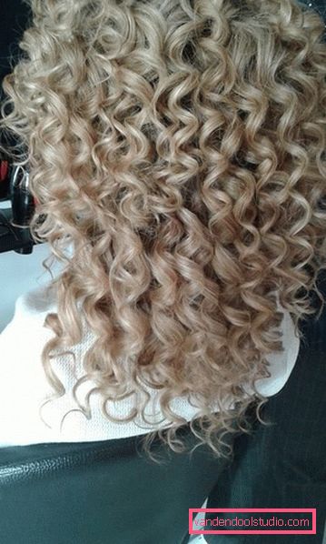 Cascata di capelli ricci di media lunghezza