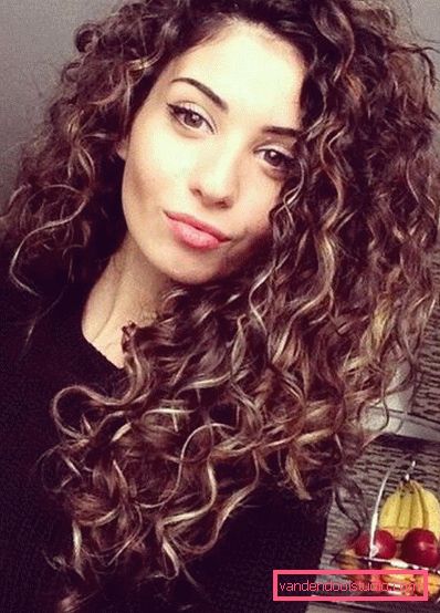 Chic lunghi capelli ricci