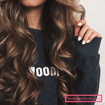 Chic lunghi capelli ricci