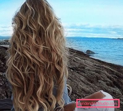 Cascade su capelli lunghi ricci