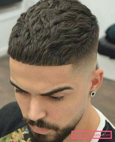 Taglio di capelli moderno Caesar e le sue caratteristiche