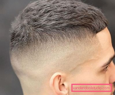Taglio di capelli caesar con transizione visibile