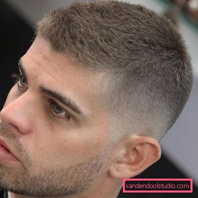 Riccio corto per taglio di capelli per uomini atletici