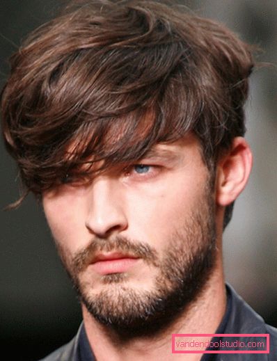 Acconciature da uomo per una faccia stretta con un naso lungo