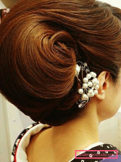 Guscio a pettinatura sui capelli lunghi