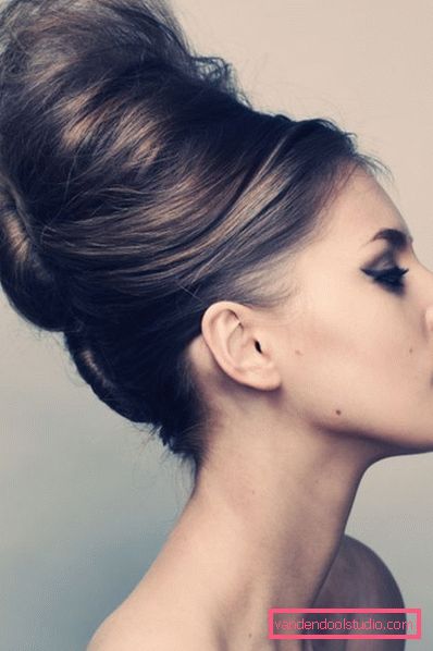 Guscio a pettinatura sui capelli lunghi