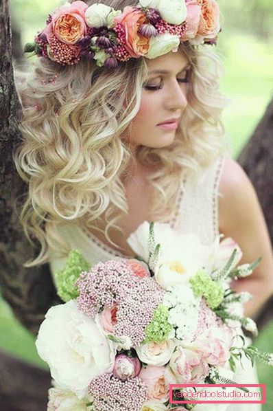Acconciature con fiori freschi nei capelli (per un matrimonio, la laurea, i bambini)
