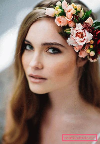 Acconciature con fiori freschi nei capelli (per un matrimonio, la laurea, i bambini)