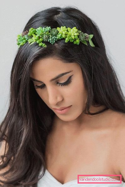 Acconciature con fiori freschi nei capelli (per un matrimonio, la laurea, i bambini)