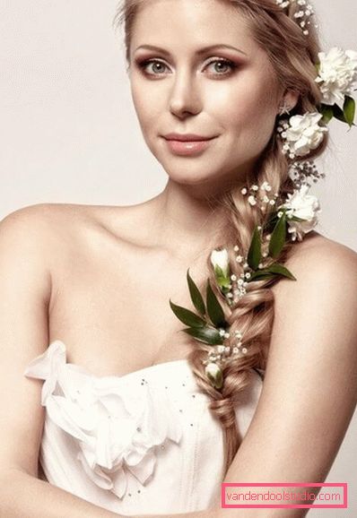 Acconciature con fiori freschi nei capelli (per un matrimonio, la laurea, i bambini)