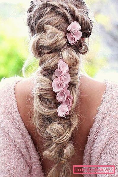 Acconciature con fiori freschi nei capelli (per un matrimonio, la laurea, i bambini)