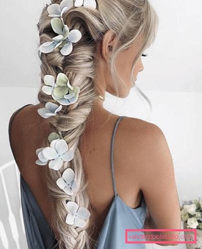 Acconciature con fiori freschi nei capelli (per un matrimonio, la laurea, i bambini)