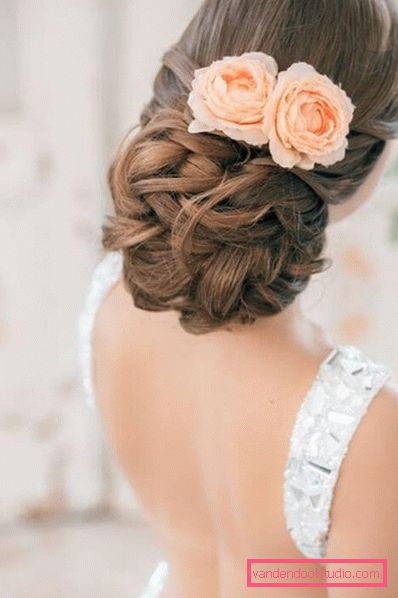 Acconciature con fiori freschi nei capelli (per un matrimonio, la laurea, i bambini)