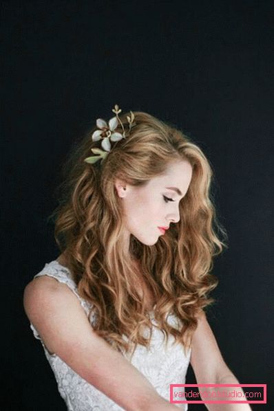 Acconciature con fiori freschi nei capelli (per un matrimonio, la laurea, i bambini)
