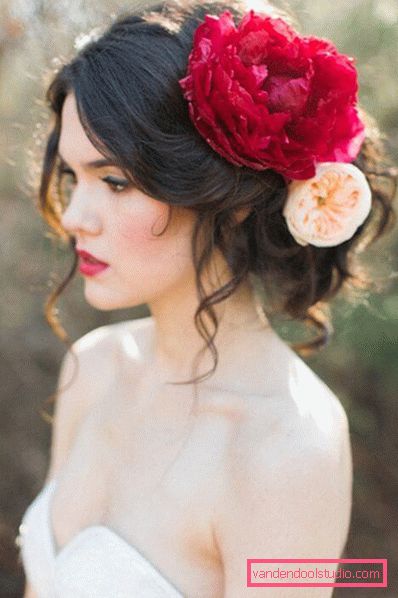 Acconciature con fiori freschi nei capelli (per un matrimonio, la laurea, i bambini)