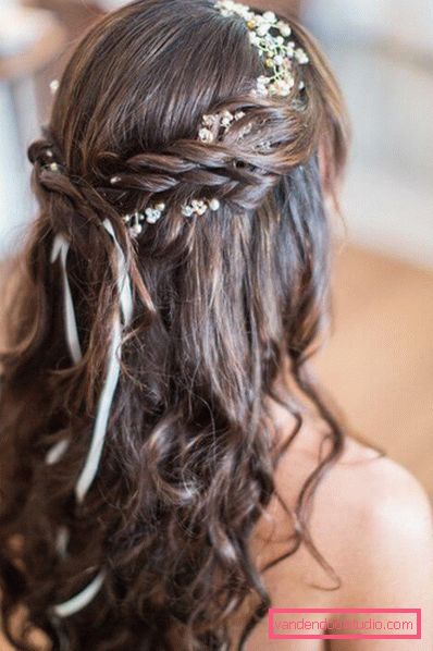 Acconciature con fiori freschi nei capelli (per un matrimonio, la laurea, i bambini)